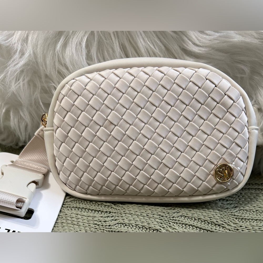 NWT Steve Madden Cream Woven Crossbody Bag with Gold Accent Size Pouch